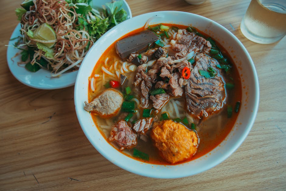 Autentisk Bún Bò Huế (Vietnamesisk Oksekjøttsuppe)