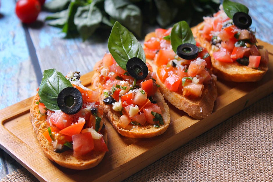 Kanapeer med røkt bocconcini og tomat-oliven-salsa