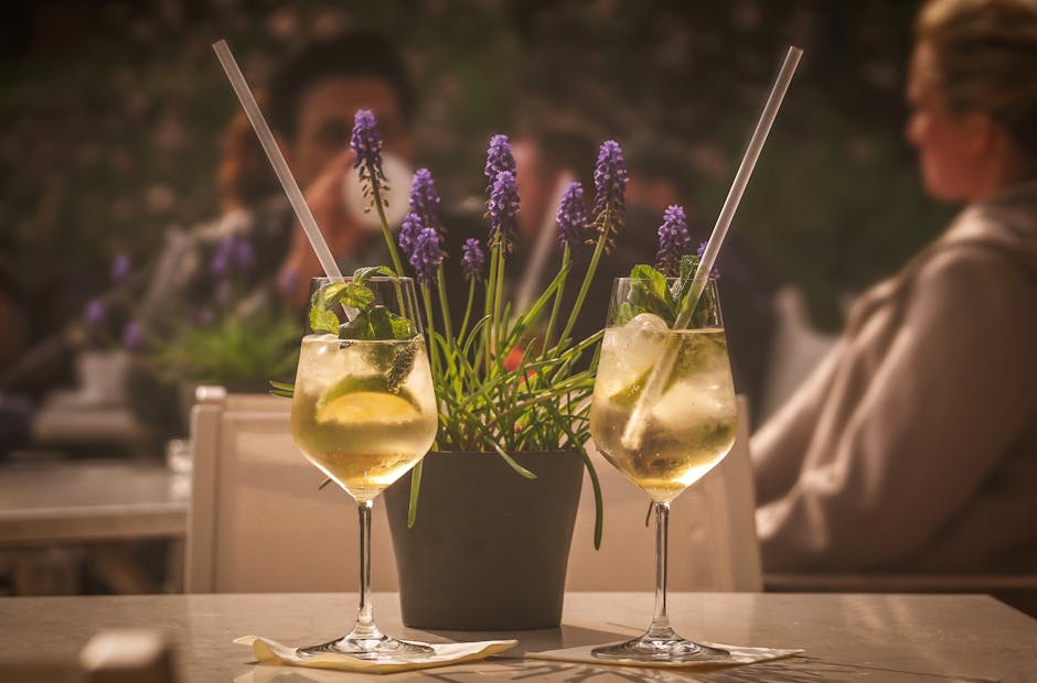 Limoncello- og champagnecocktail med mynte