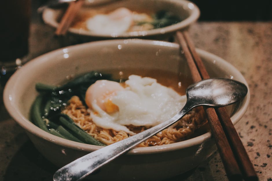 Vegetarsuppe med bygg og posjert egg