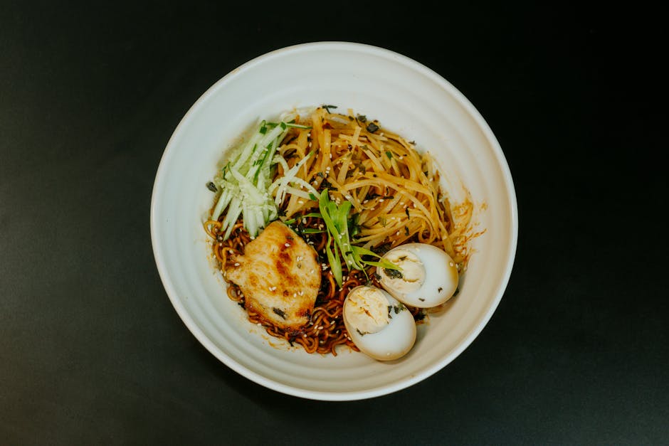 Kalde sesam-eggnudler med chili og koriander