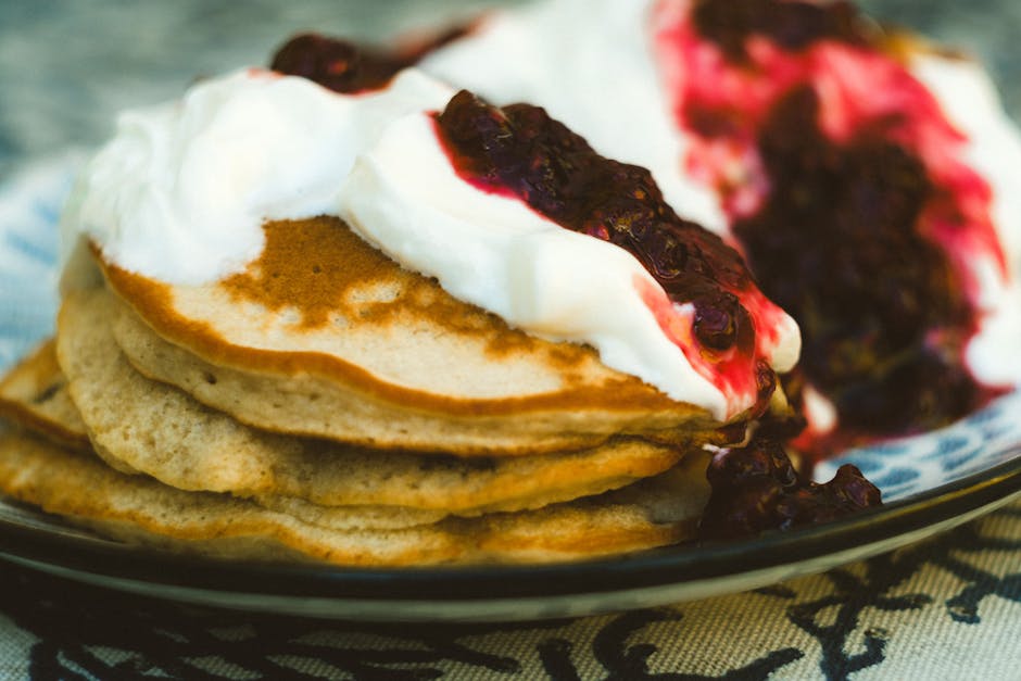 Havre- og eplepannekaker med yoghurt og lønnesirup