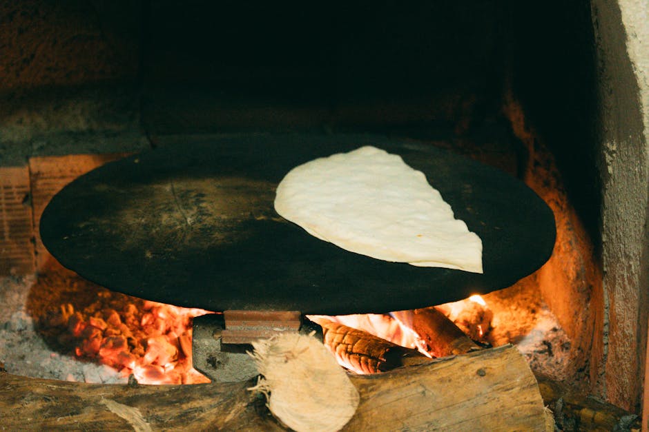 Flatbrød med røkt ørret, reddiker og urter
