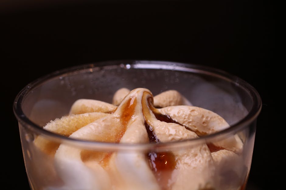 Frozen yoghurt-sundae med Kahlúa-karamellsaus