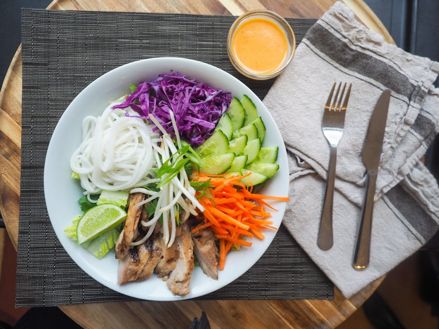 Krydret asiatisk nudelsalat med kylling og peanøttdressing