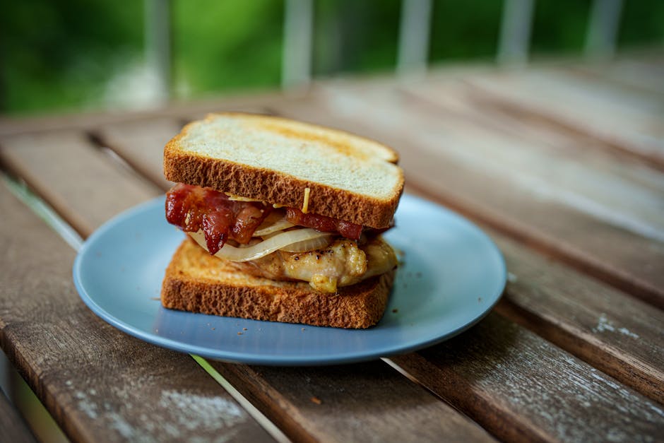 Grillet cheddar og bacon på rosinbrød