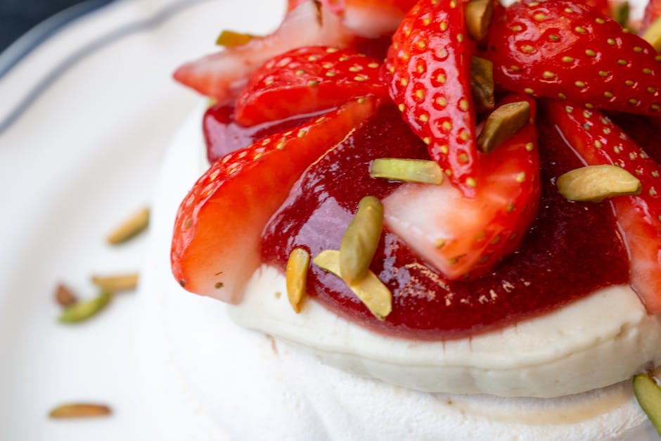 Jordbær- og agurksalat med sitronkrem og pistasj