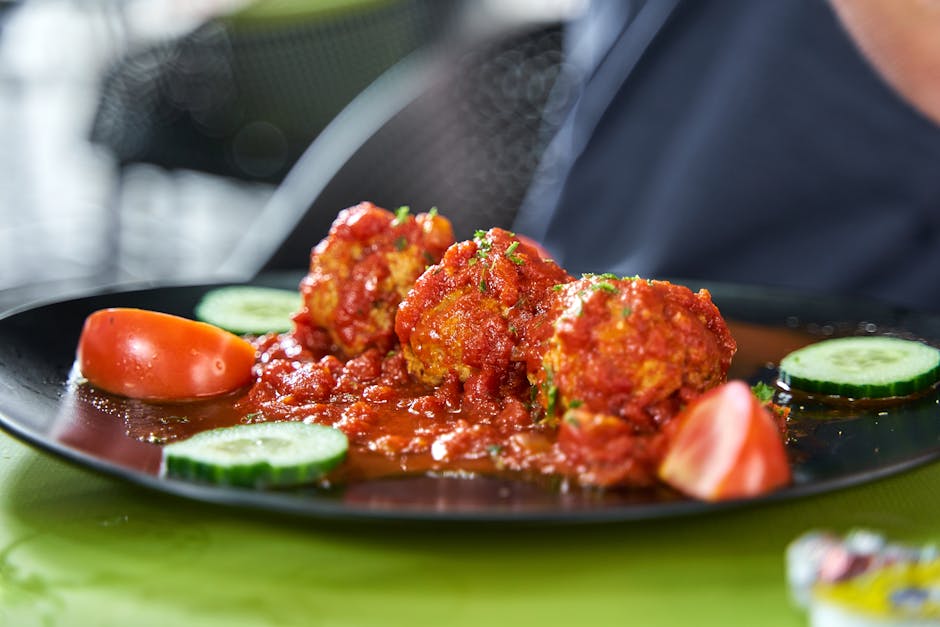 Kjøttboller i minibrød med tomatsaus