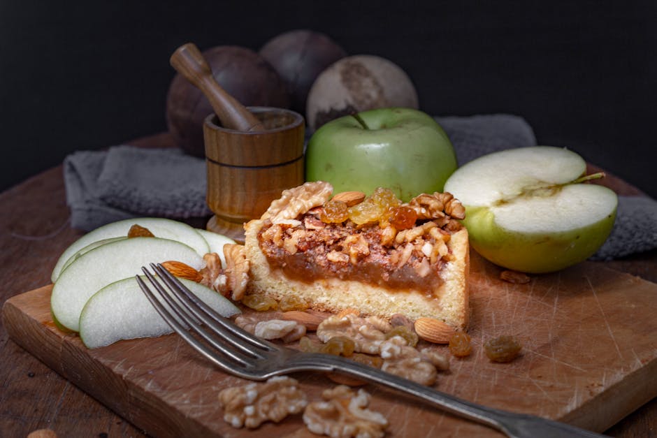 Eple- og valnøttkake med karamellsaus