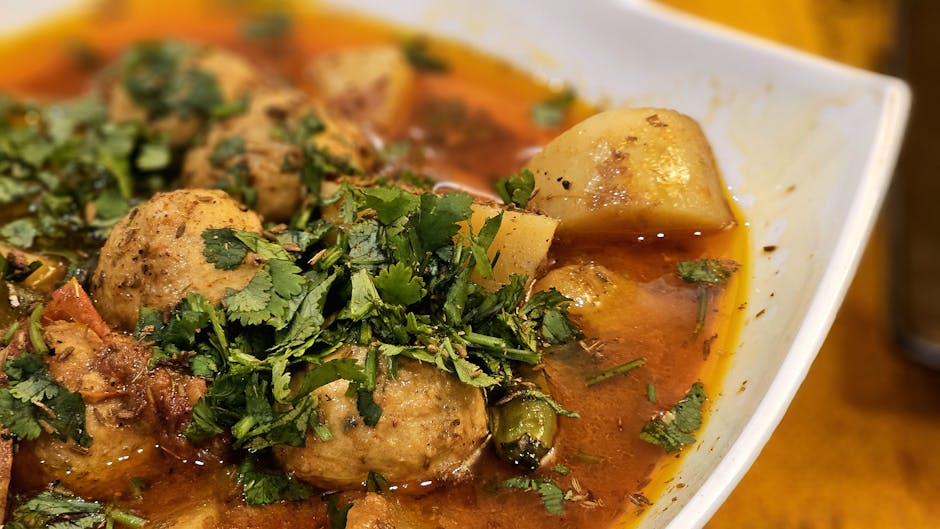 Hjemmelaget albondigas-suppe med kjøttboller