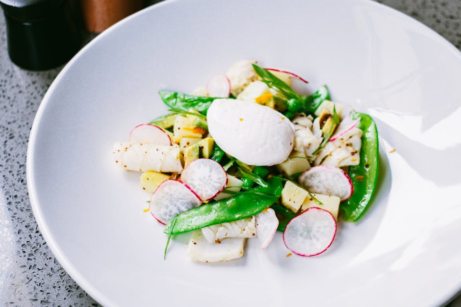 Frisk sukkerertesalat med mynte og ruccola