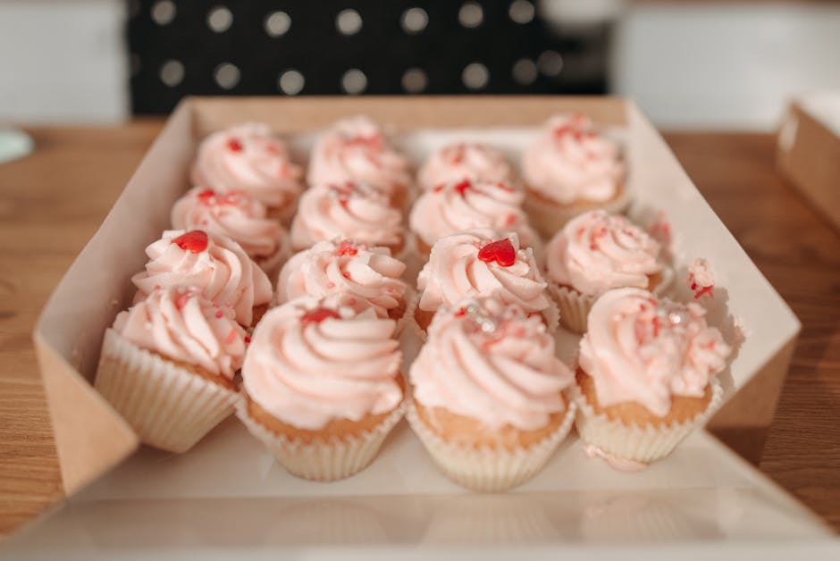 Mini Paris-cupcakes med rosa frosting