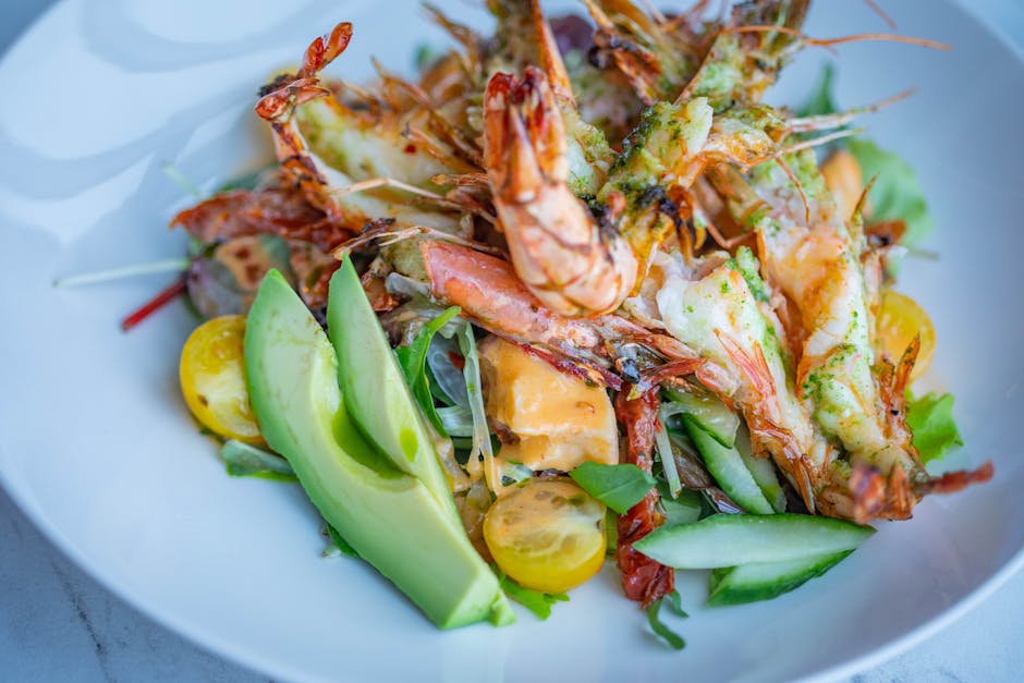 Frisk rekesalat med avokado og nudler