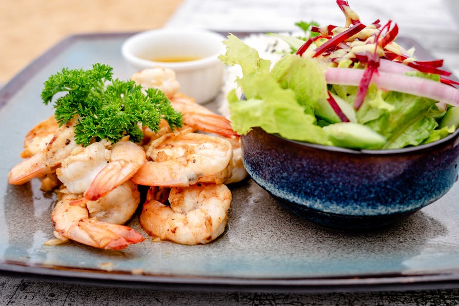 Krydret grillede reker med ris og mangosalat, servert med sesam- sukkererter