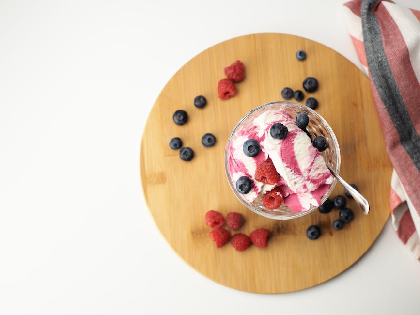 Bærkake med sprø kjeks og vaniljeis