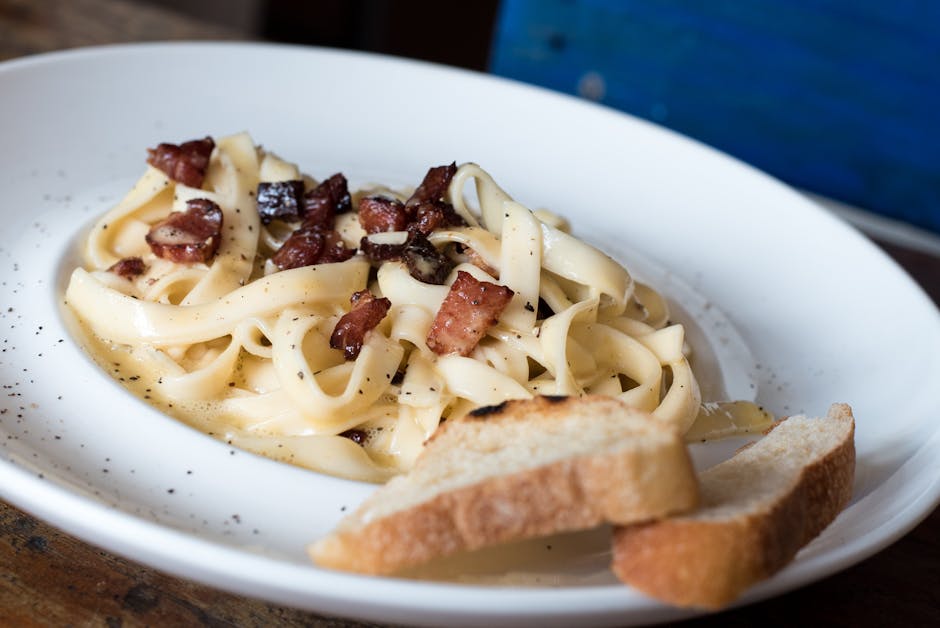 Kremet carbonara med bacon, basilikum og parmesan