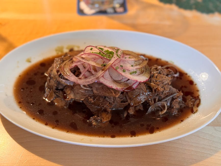 Langtidsstekt oksebryst med løksaus