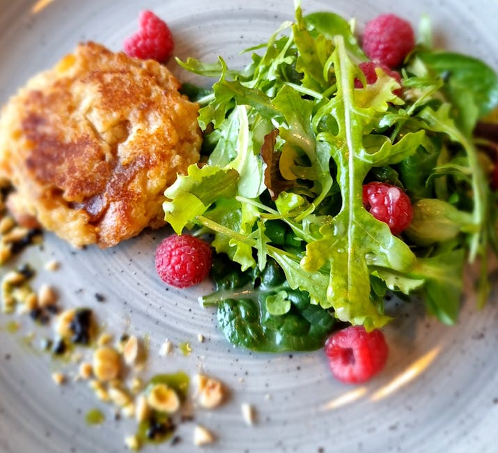 Sprø laksekaker med ruccolasalat og yoghurtsaus