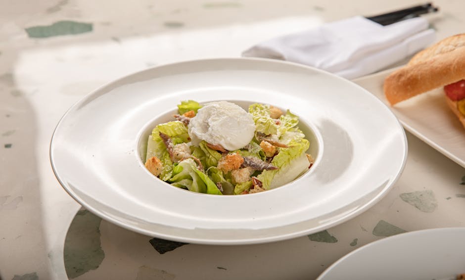 Andebryst og friséesalat med posjert egg