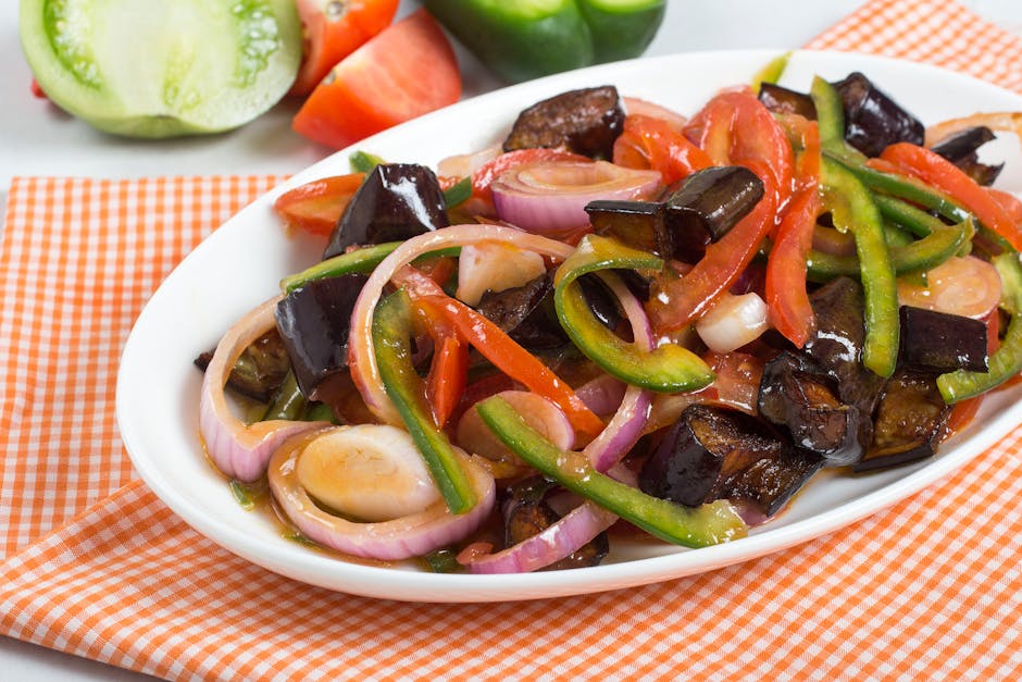 Ristet aubergine- og paprikasalat med pitabrød og sesamdipp