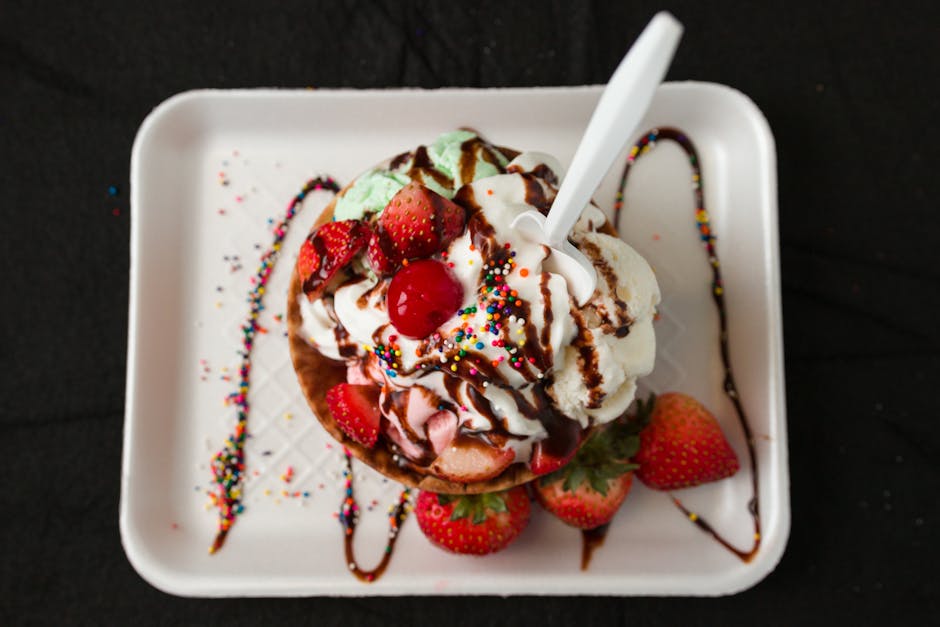Jordbærsundae med hjemmelaget crème fraîche-is