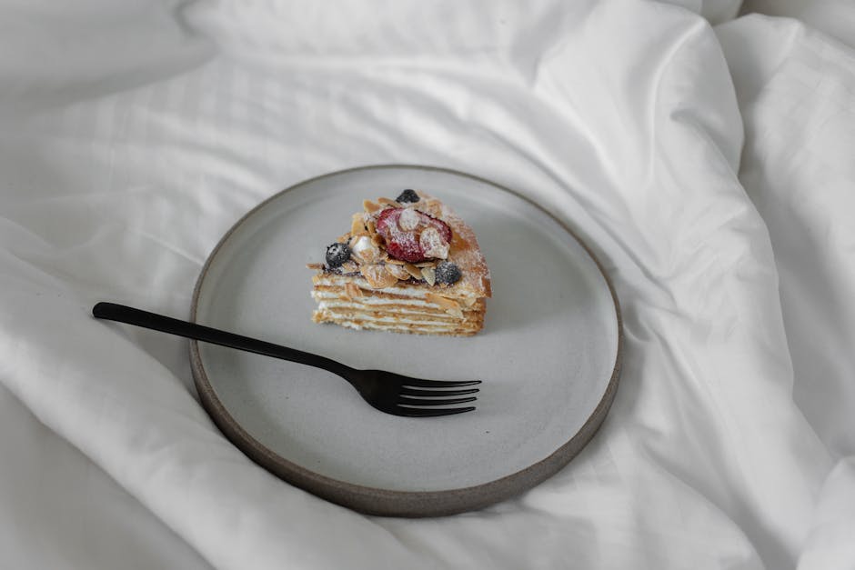 Sitronkornmelskake med bringebærfyll og mandler