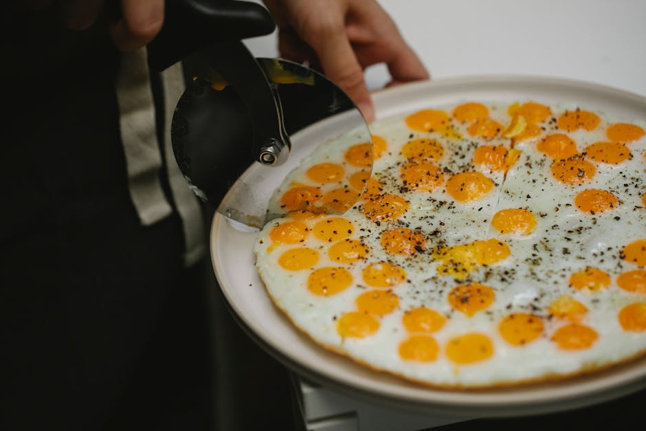 Grillet frokostpizza med pølsesaus og egg