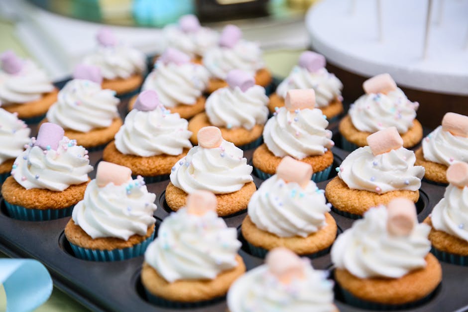 Fargerik cupcake-lagkake med marshmallow