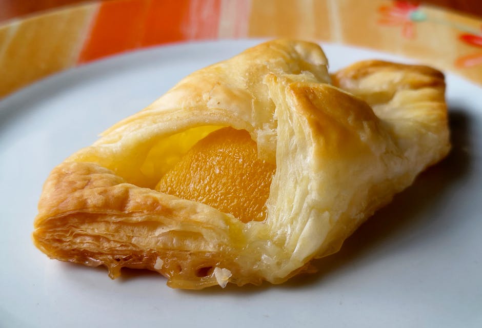 Ferskenboller med butterdeig og karamellsaus