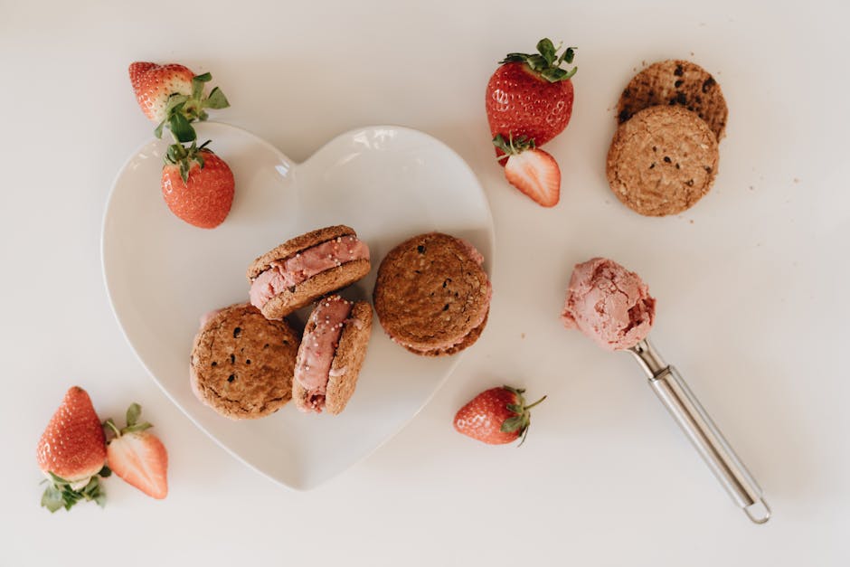 Jordbær- og rabarbrakake med ingefærkjeks