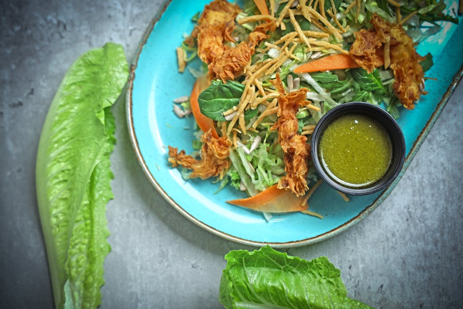 Fargerike romainesalatkopper med sitron-pecorinodressing