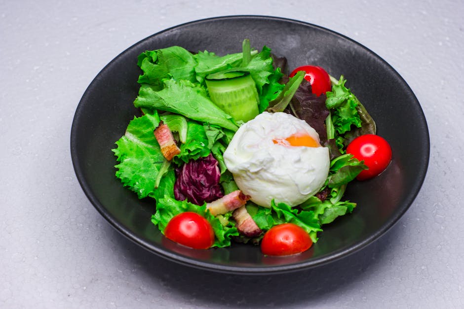 Baconsalat med posjert egg og frisée