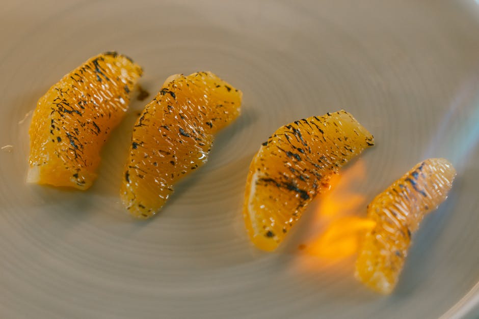 Grillede appelsinskiver med frossen yoghurt og bringebær-fudge-saus