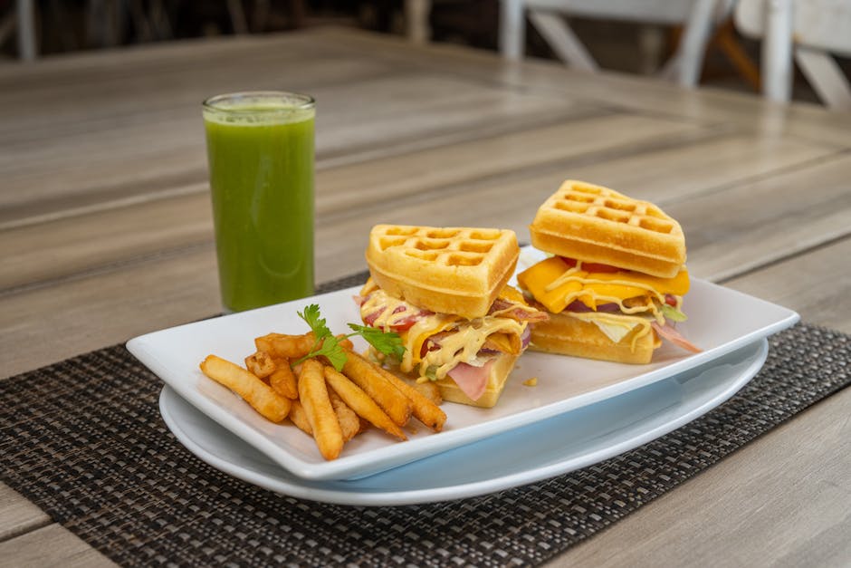 Skinke- og ostevafler med stekt egg