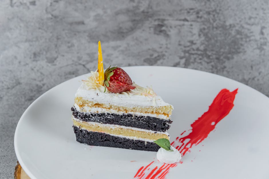 Blåpotetkremkake med jordbærsaus