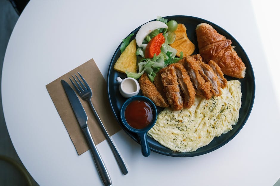 Kyllingsalat med mangochutney-majones og croissant