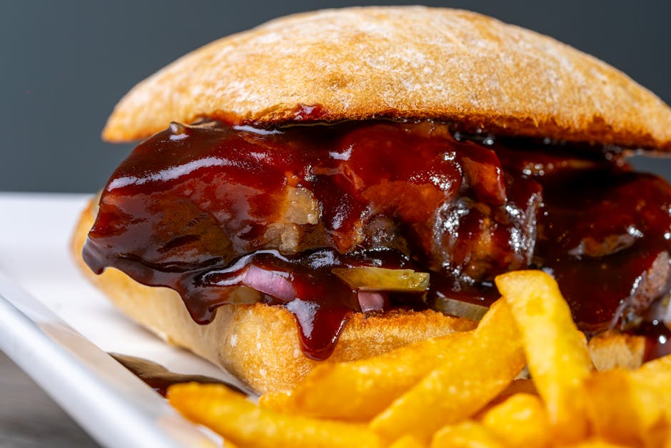 Hoisin-grillet svinesandwich med brokkolisalat