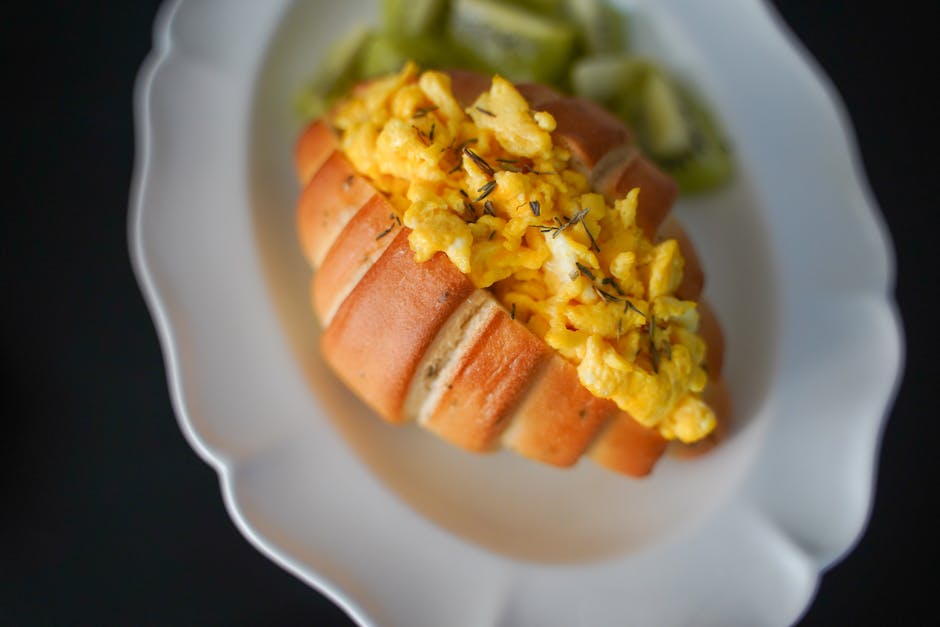 Eggerøre i pølsebrød med sellerisalat