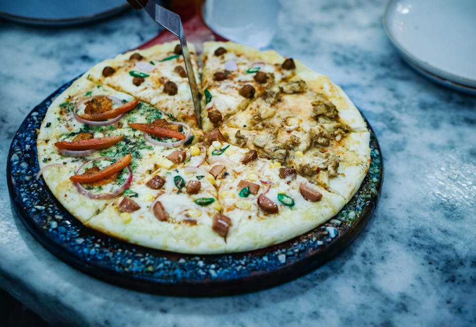 Pizza med kikertbunn og kyllingpølse