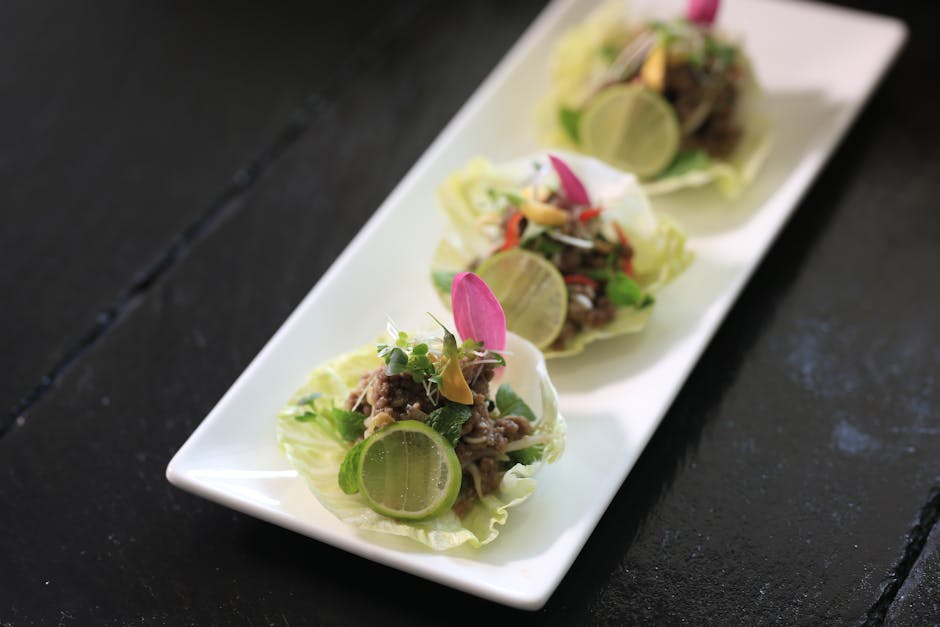 Asiatiske salatwraps med veganske burgere