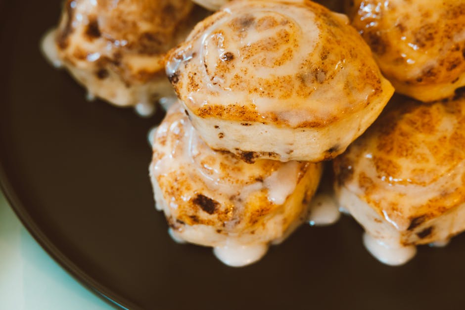 Søte kanelnuggets av kjeks med melisglasur