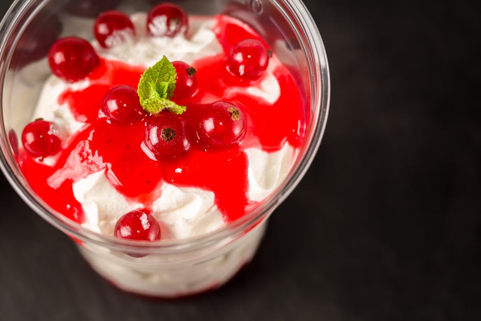 Røde, hvite og blå fruktbeger med pisket krem