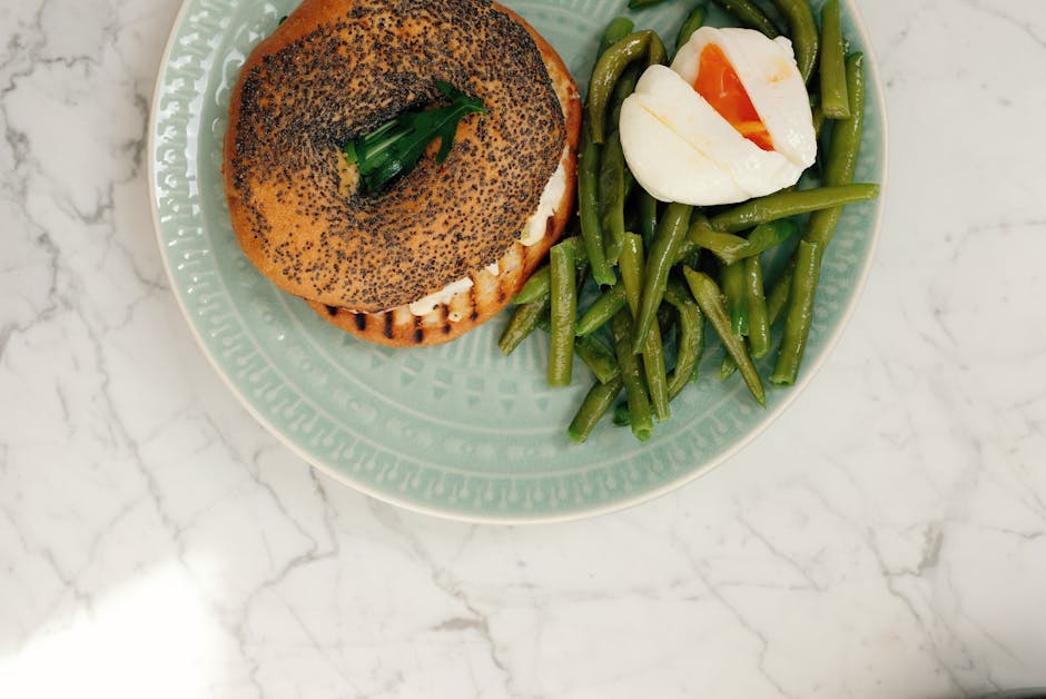 Tunfiskbagel Niçoise med egg og grønnsaker