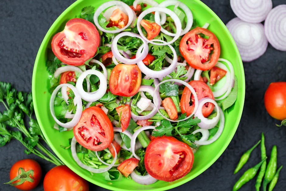 Tomatsalat med rødløk og lime-korianderdressing