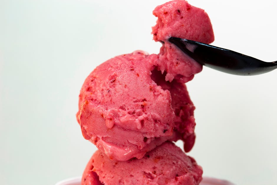 Bringebær- og stracciatella-iskrem
