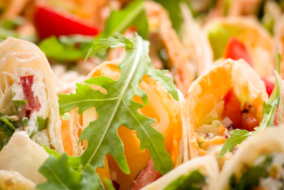 Kylling- og maiswrap med grillet løk og blåmuggostdressing