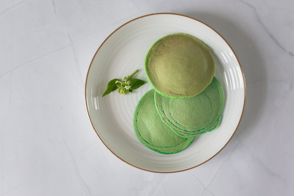 Grønne urtepannekaker med ricotta og rød chiliolje