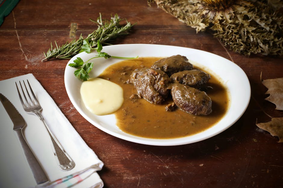 Klassiske tyske biffroulader med rødkål og potetklosser