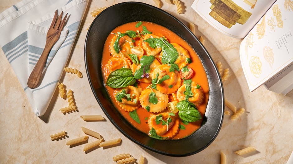 Spinatravioli med fyldig tomatsaus