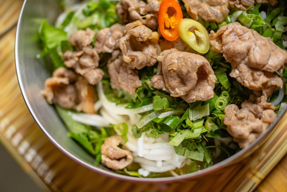 Krydret biffsalat med agurk og urter